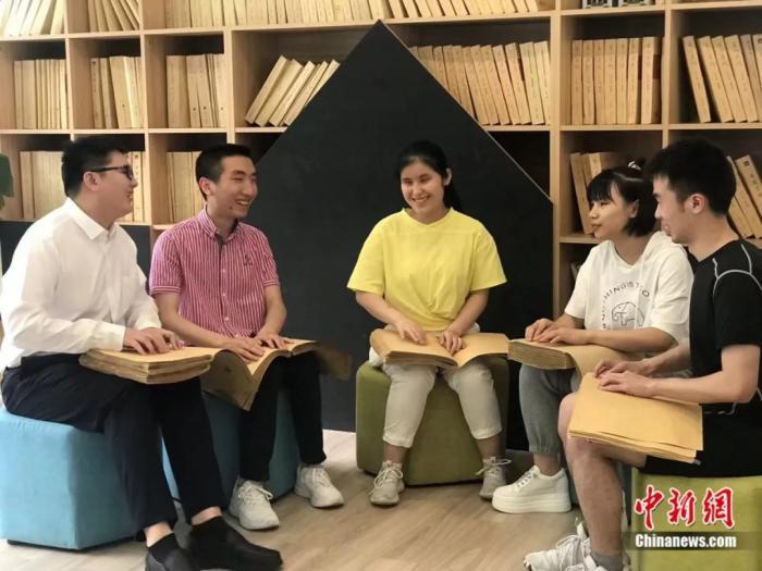 “学霸班”5名学生一起看书。岳依桐 摄