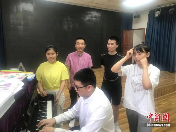 “学霸班”5名学生在一起排练。岳依桐 摄