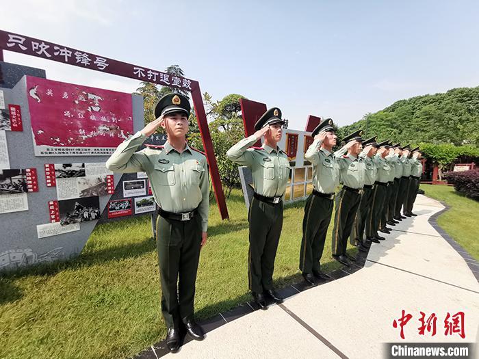 柴云振班入班仪式。中新网记者 宋宇晟 摄
