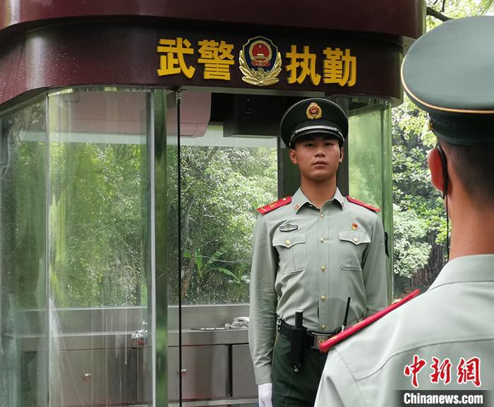 武警湖北总队执勤支队执勤九中队战士。中新网记者 宋宇晟 摄