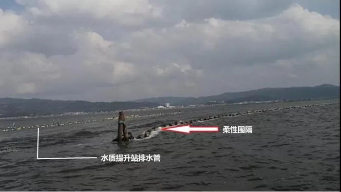 杞麓湖湖心附近的柔性围隔工程和水质提升站排水管。图片来源:生态环境部官网