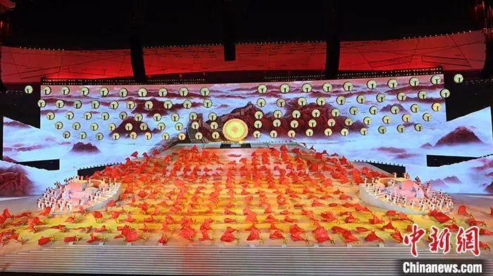 庆祝中国共产党成立100周年文艺演出《伟大征程》演出现场。中新社记者 毛建军 摄