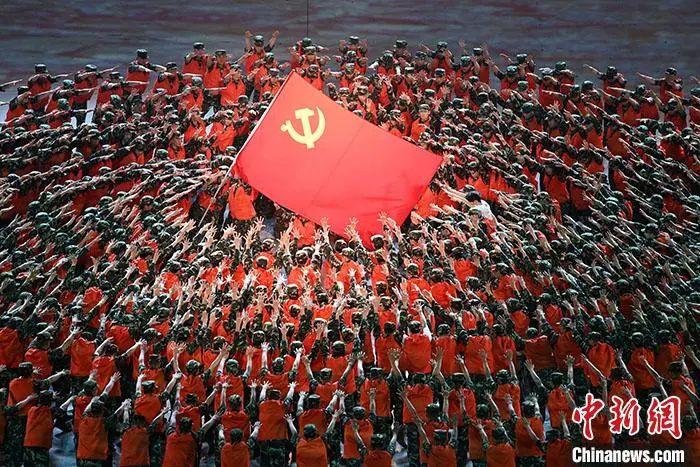 庆祝中国共产党成立100周年文艺演出《伟大征程》演出现场。中新社记者 毛建军 摄