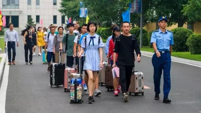 徐枫灿和战友初入军校(来源:一号哨位)