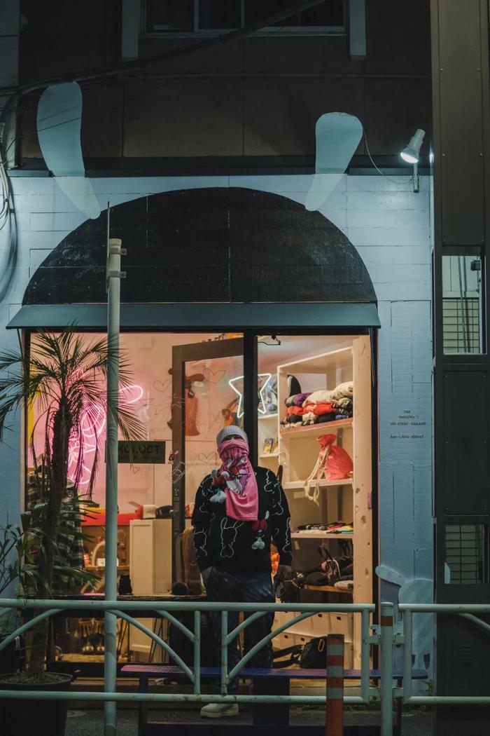 ▲中野毅在 SKOLOCT 店门前(via GXG)