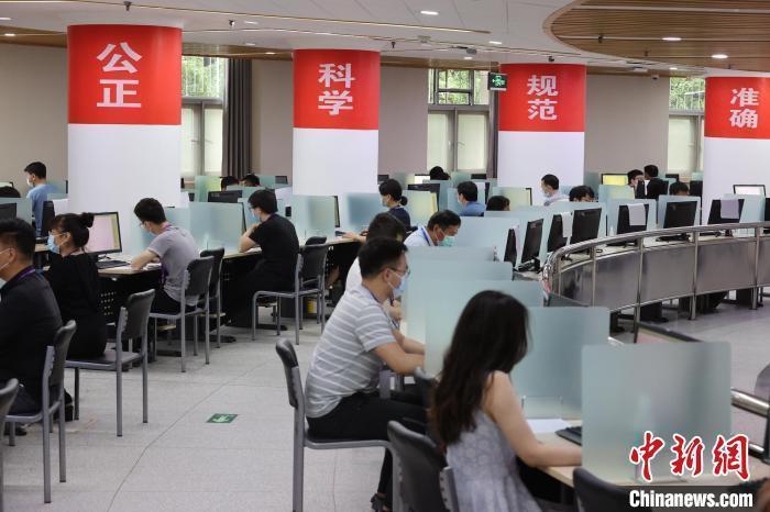 资料图:2021年6月16日,北京高考数学评卷点,工作人员正在阅卷 杨可佳 摄