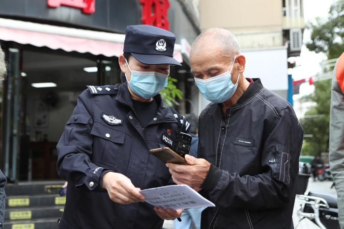 居民楼上“屡教不改”从窗口扔垃圾，这位上海民警出招治理