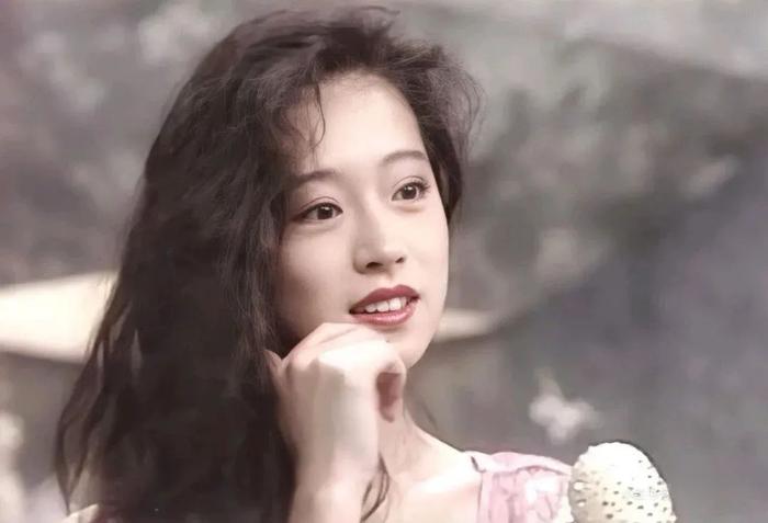 日本昭和时代的天籁嗓音，脸蛋绝美，为何会被渣男抛弃？