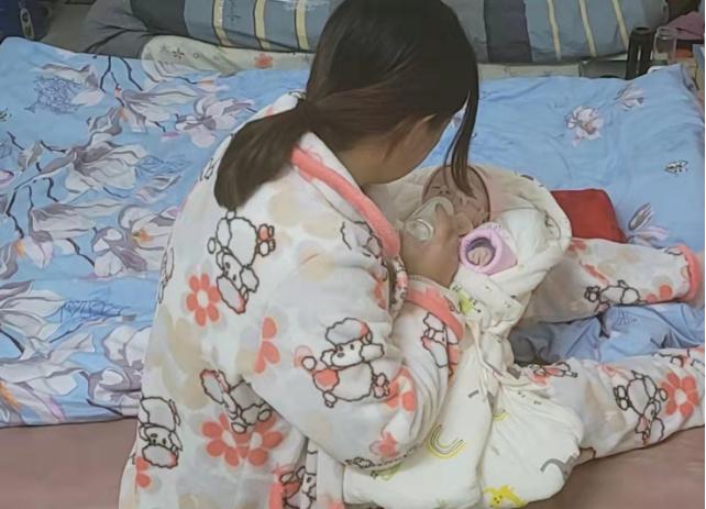 张强(化名)的妻子正在给宝宝喂奶。受访者供图。