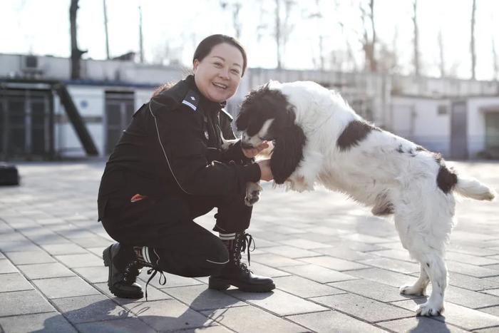 51岁的女训导员和会“闻卡”的反电诈警犬兜兜