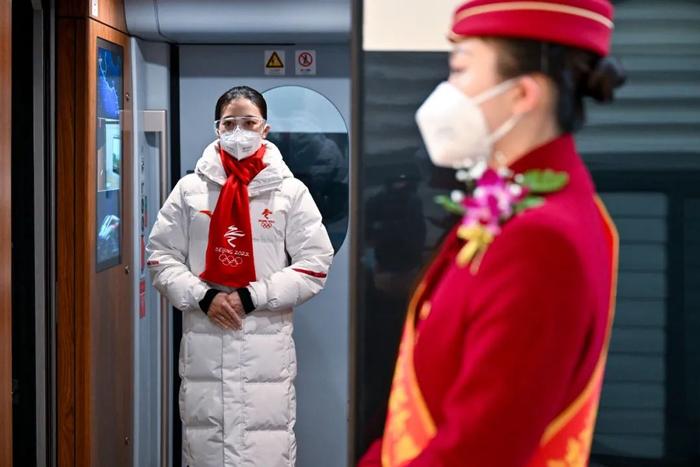 2021年12月30日,在北京北站,吴一凡(左)等待旅客登车。