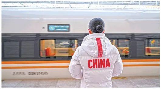 2021年12月30日,在北京北站,吴一凡身前,G8811次列车缓缓进站。