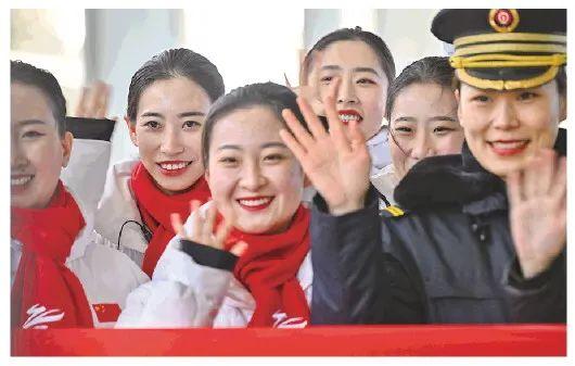 在高铁太子城站,吴一凡(左二)与同事们一起庆祝京张高铁开通运营两周年。