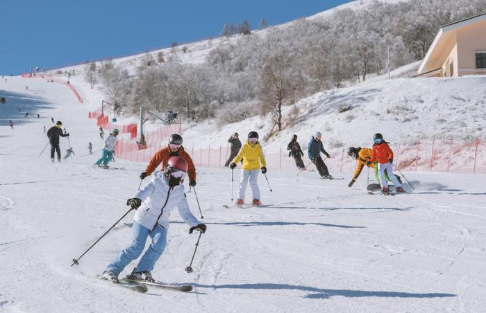 2021年12月,游客在太舞滑雪小镇滑雪。