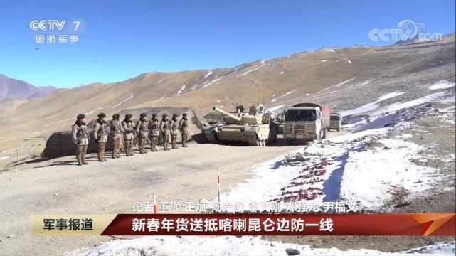新疆军区部署的新型远程模块化火箭炮和99A型主战坦克 图源:军事报道