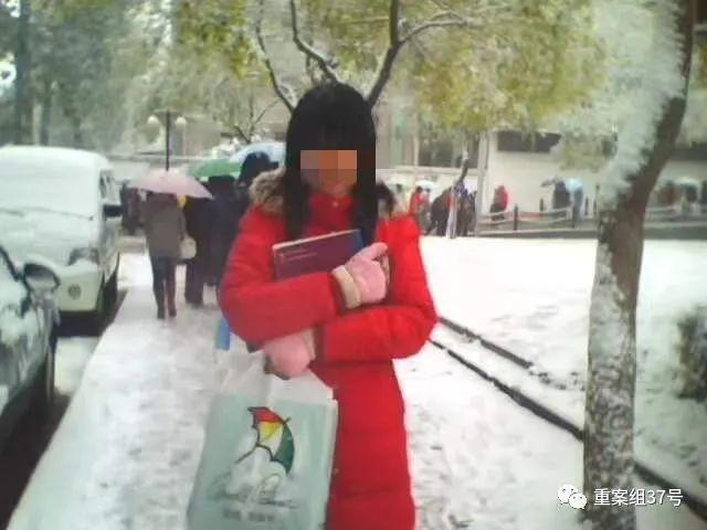 ▲2009年冬天,还没去深圳时,汤小甜在学校的留影。受访者供图