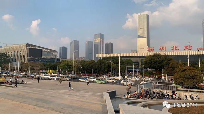 ▲2021年12月11日,汤小甜与父亲在深圳北站中心公园见面。受访者供图