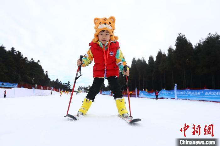 南方城市的冰雪运动热：江西五百名孩童春节前学滑雪迎冬奥