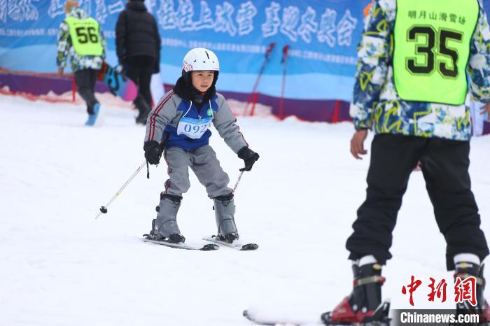 南方城市的冰雪运动热：江西五百名孩童春节前学滑雪迎冬奥