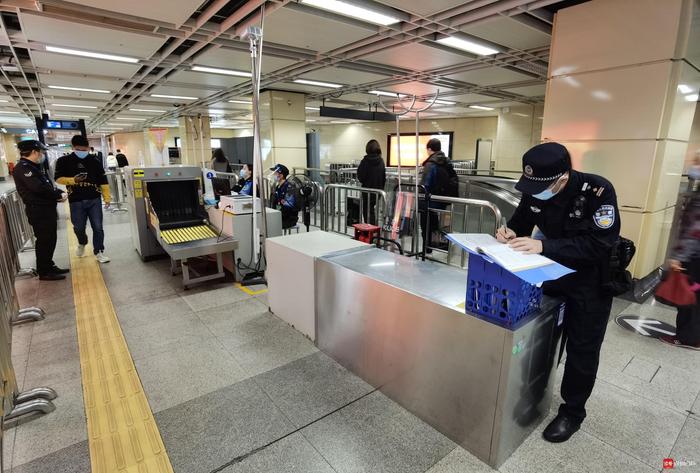 新春走基层｜走进深圳老街地铁站警务室  感受“地铁警察”的工作日常