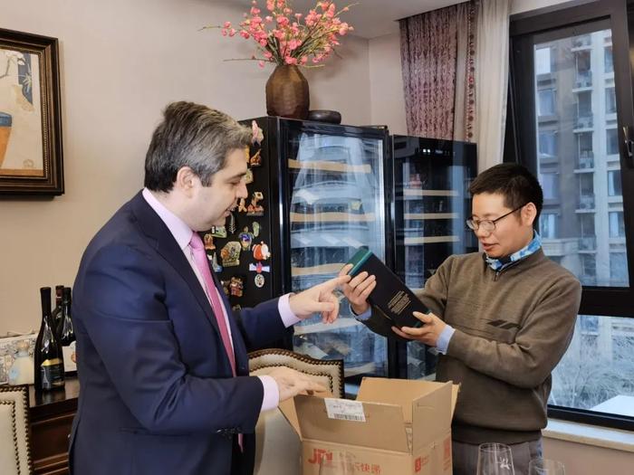 格鲁吉亚驻华大使卡岚第亚为消费者朱先生送上网购的格鲁吉亚白兰地