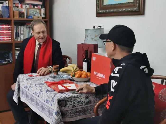 摩尔多瓦驻华大使杜米特鲁·贝拉基什和消费者李先生