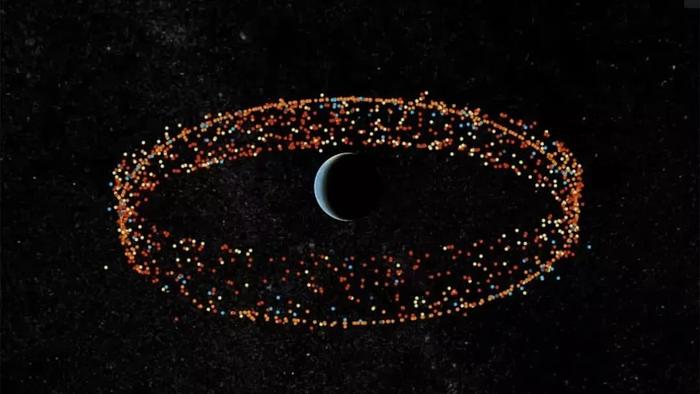 美媒炒作:中国卫星变“太空拖船”,将一颗失效卫星拖离地球同步轨道(图源:美国“突发防务”网站)