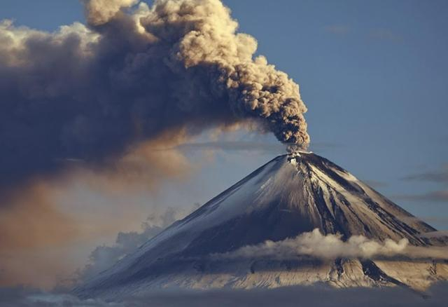 现场画面！夏威夷基拉韦厄火山再次剧烈喷发岩浆涌出滚滚浓烟升入天空