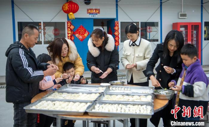 成自宜高铁建设春节“不打烊” 建设者工地迎除夕