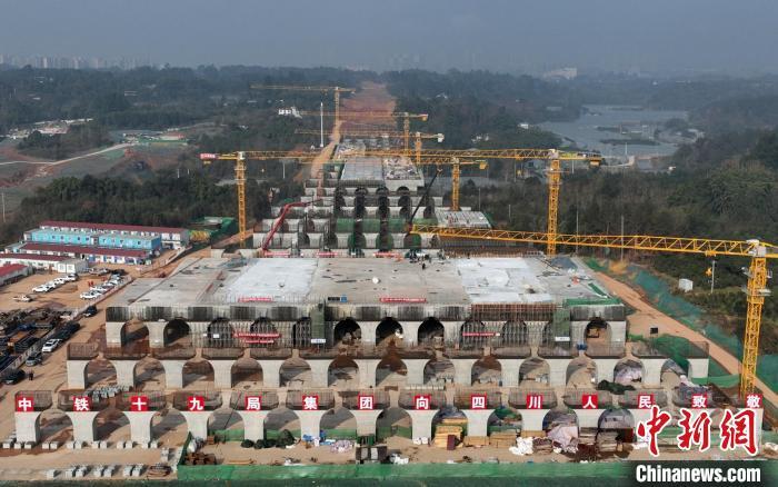 成自宜高铁建设春节“不打烊” 建设者工地迎除夕