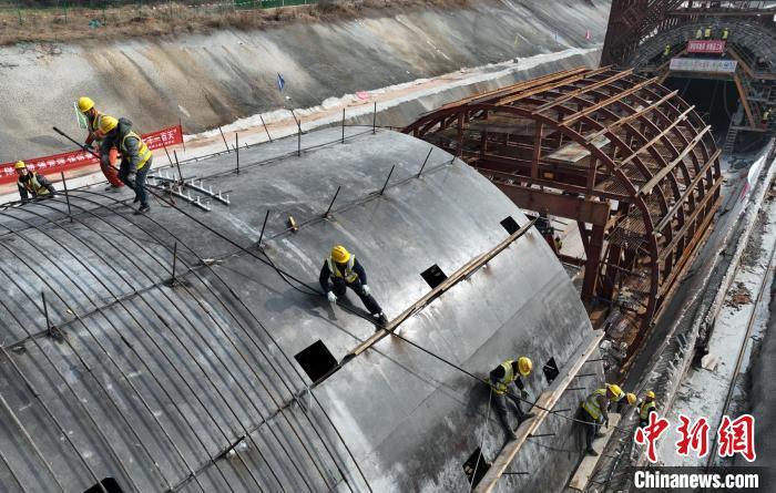 成自宜高铁建设春节“不打烊” 建设者工地迎除夕