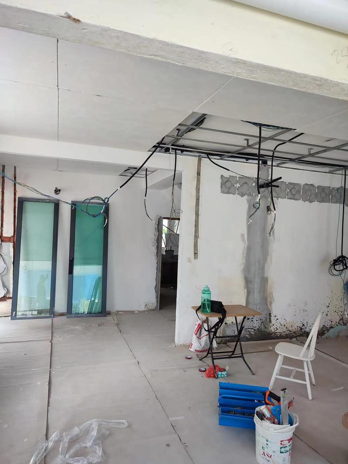 阿文发来的工作场景。他说,春节“返乡潮”让新加坡建筑业人手紧缺,这让他的订单压力增多。 阿文 供图