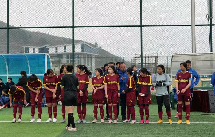 女生为什么要踢足球？北京来的民警“教练”帮她们找答案