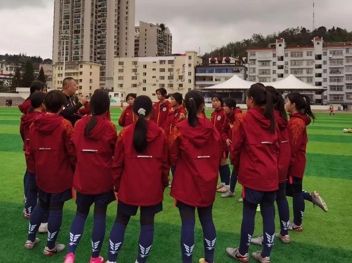 女生为什么要踢足球？北京来的民警“教练”帮她们找答案