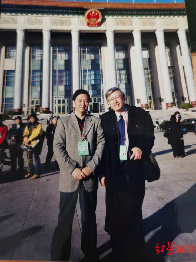 ▲潘红星和曹景行在人民大会堂广场前合影