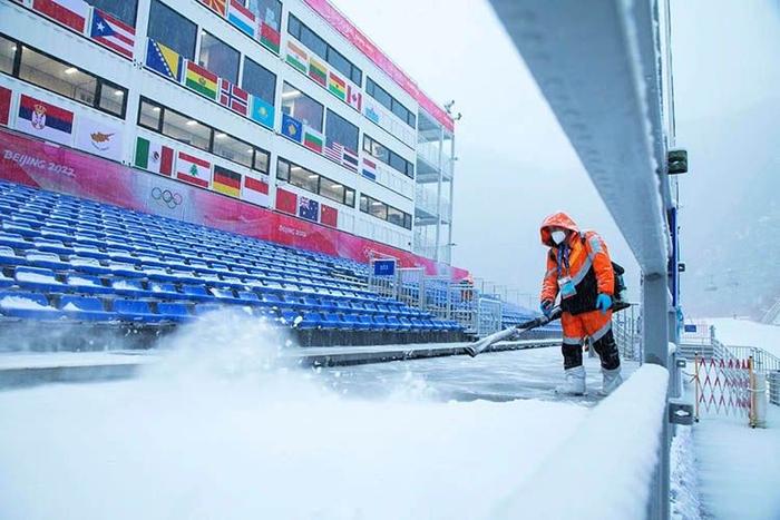 新闻多一度│雪上项目怕下雪?让谷爱凌参赛项目推迟的雪有多大？