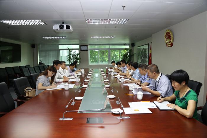 696名深圳律师在第一巡回法庭值班，为来访群众提供免费法律咨询服务