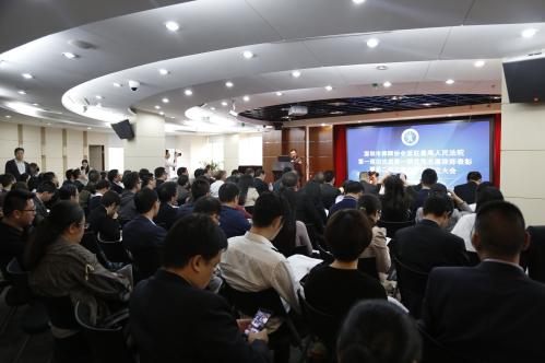 696名深圳律师在第一巡回法庭值班，为来访群众提供免费法律咨询服务