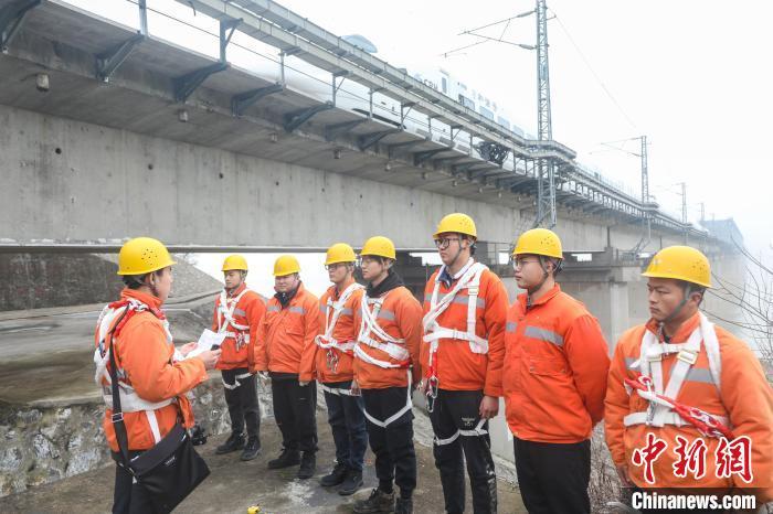 鄱阳湖特大桥上的“铁路医生”：头“顶”轰鸣火车、下“踏”波涛湖水