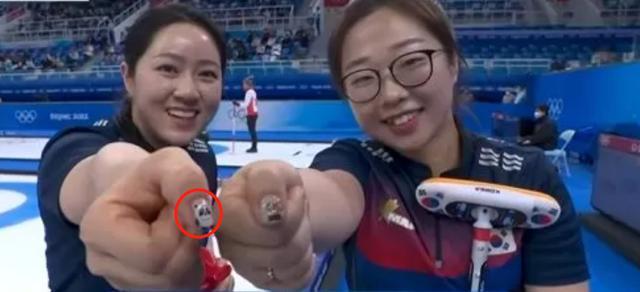 冰墩墩韩国迷妹！做冰墩墩美甲上赛场的女运动员 被网友找到了
