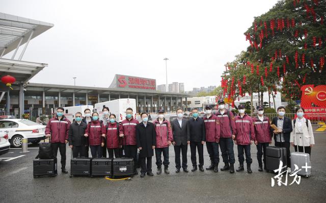 风雨同舟，同心抗疫！首批“国家队”从深圳湾口岸赴香港驰援