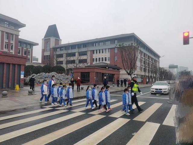 上好交通安全开学第一课 小学生们还给交警回了一封信