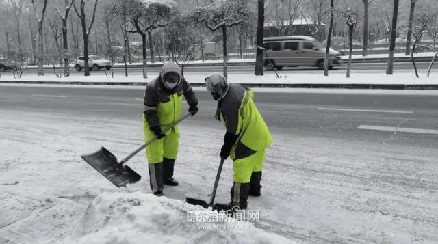 哈尔滨全市主干街路积雪清理完毕 今天还会有阵雪，交警部门发布提示