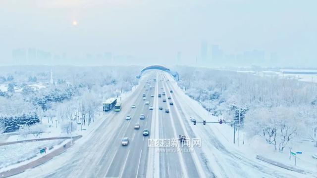 哈尔滨全市主干街路积雪清理完毕 今天还会有阵雪，交警部门发布提示