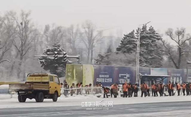 哈尔滨全市主干街路积雪清理完毕 今天还会有阵雪，交警部门发布提示