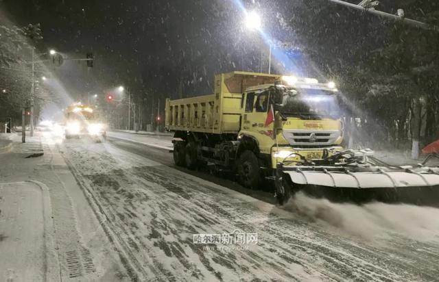 哈尔滨全市主干街路积雪清理完毕 今天还会有阵雪，交警部门发布提示