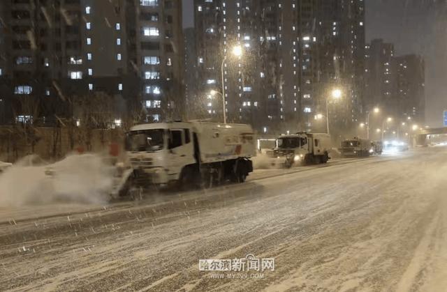 哈尔滨全市主干街路积雪清理完毕 今天还会有阵雪，交警部门发布提示