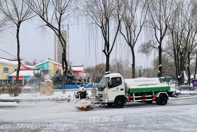 哈尔滨全市主干街路积雪清理完毕 今天还会有阵雪，交警部门发布提示