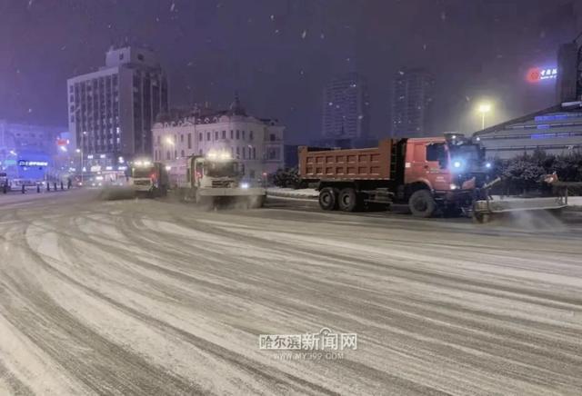 哈尔滨全市主干街路积雪清理完毕 今天还会有阵雪，交警部门发布提示