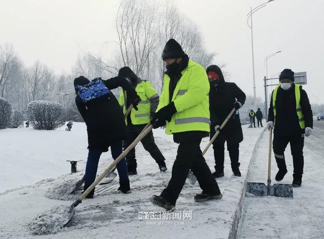 哈尔滨全市主干街路积雪清理完毕 今天还会有阵雪，交警部门发布提示